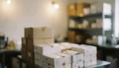 Arrière-plan flou d'un entrepôt avec des étagères en bois et des cartons, éclairage chaleureux pour texte ou design commercial.
