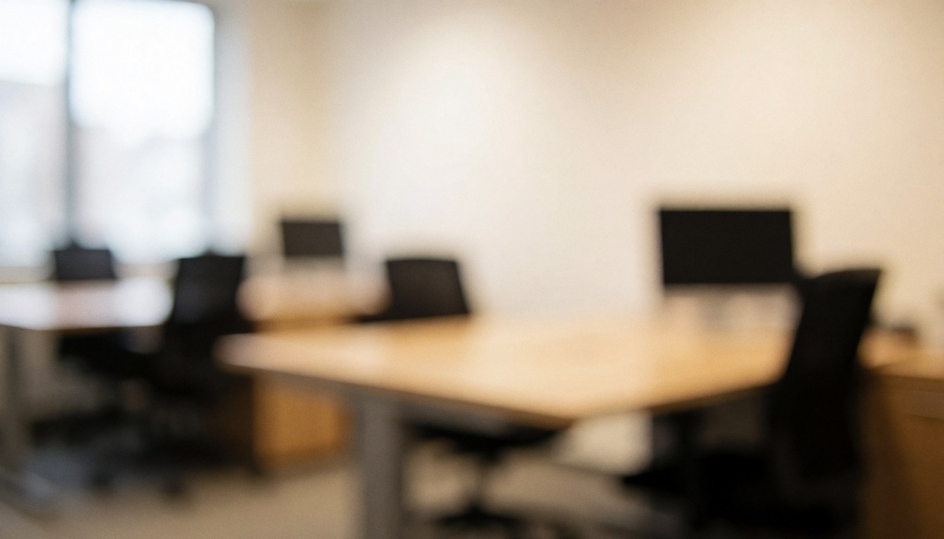 Arrière-plan flou d'un bureau moderne avec tables et chaises, lumière douce et ambiance professionnelle idéale pour textes et présentations.