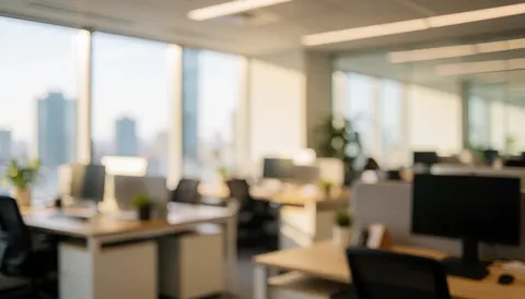 Arrière-plan professionnel d'un bureau moderne avec une fenêtre éclairée offrant une vue sur la ville.