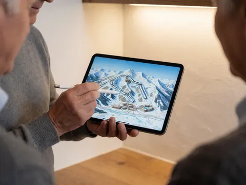 Mains d'un agent de voyage utilisant une tablette numérique pour planifier des itinéraires, avec un stylet, dans un bureau chaleureux en bois.