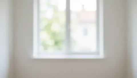 Fond de mur blanc fraîchement peint avec cadre de fenêtre, idéal pour placer du texte, ambiance propre et moderne, parfait pour les entreprises et les projets de construction.