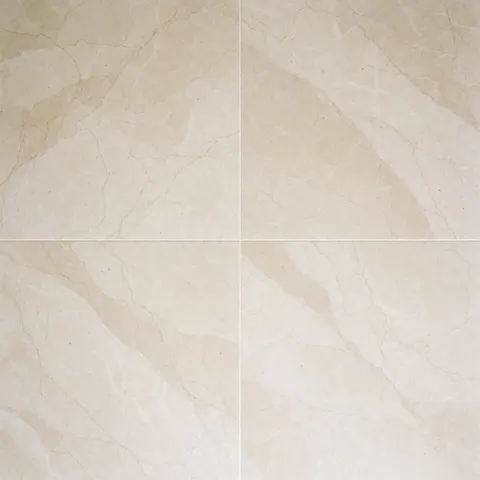 Sol en céramique blanc aux veines beige clair, poli et brillant, idéal pour illustrer un service de nettoyage professionnel.