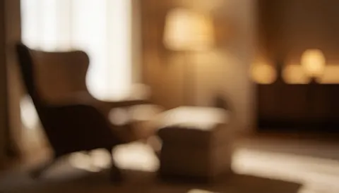 Intérieur d'une pièce calme avec une chaise longue et un éclairage doux créant une ambiance relaxante idéale pour le bien-être et la détente.
