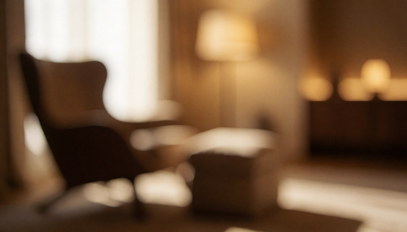 Intérieur d'une pièce calme avec une chaise longue et un éclairage doux créant une ambiance relaxante idéale pour le bien-être et la détente.