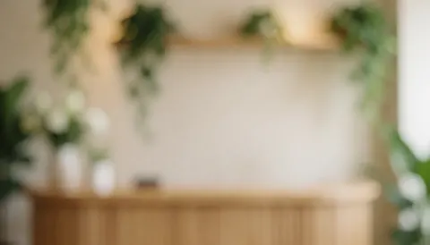 Fond flou beige et blanc servant de support pour du texte, évoquant une ambiance spa et bien-être.