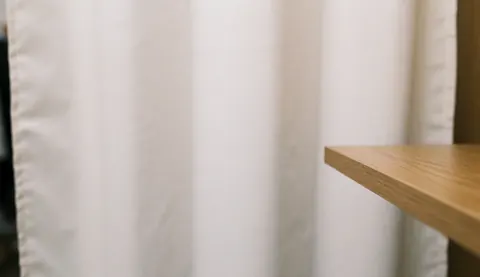 Fond neutre et minimaliste avec texture douce et blanche, idéal pour les textes liés aux massages thérapeutiques et au bien-être.