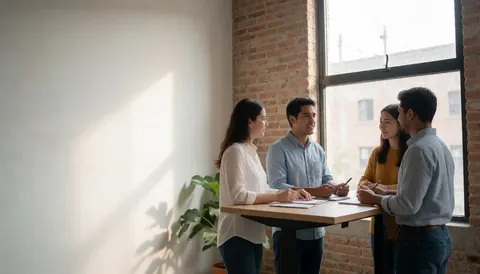 Un espace de coworking lumineux avec des murs en briques, des professionnels travaillant sur ordinateurs portables dans une ambiance décontractée et collaborative.