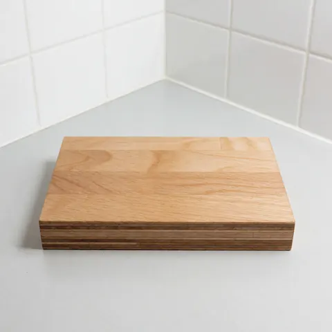 Bloc de talon plat pour chaussures posé sur une surface propre avec des carreaux blancs et une lumière naturelle.