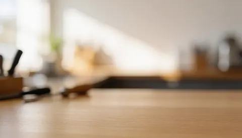 Comptoir en bois avec outils flous, lumière chaude et ambiance professionnelle, idéal pour textes de service et qualité.