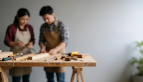 Établi en bois pour la menuiserie équipé d'outils divers sur un fond uni clair offrant un espace vide à droite pour insérer du texte commercial.