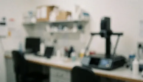 Arrière-plan flou d'un laboratoire d'orthopédie avec bureau, étagère et équipement médical. Idéal pour textes, ambiance professionnelle et propre.