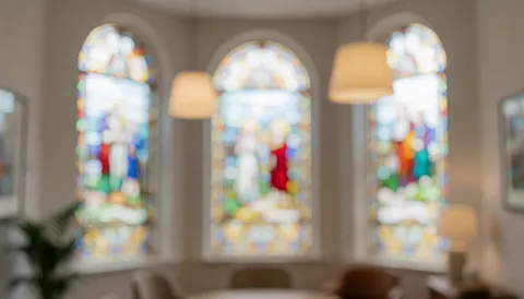 Arrière-plan décoratif composé de panneaux de verre coloré laissant passer la lumière, créant un effet flou et apaisant idéal pour le design intérieur.