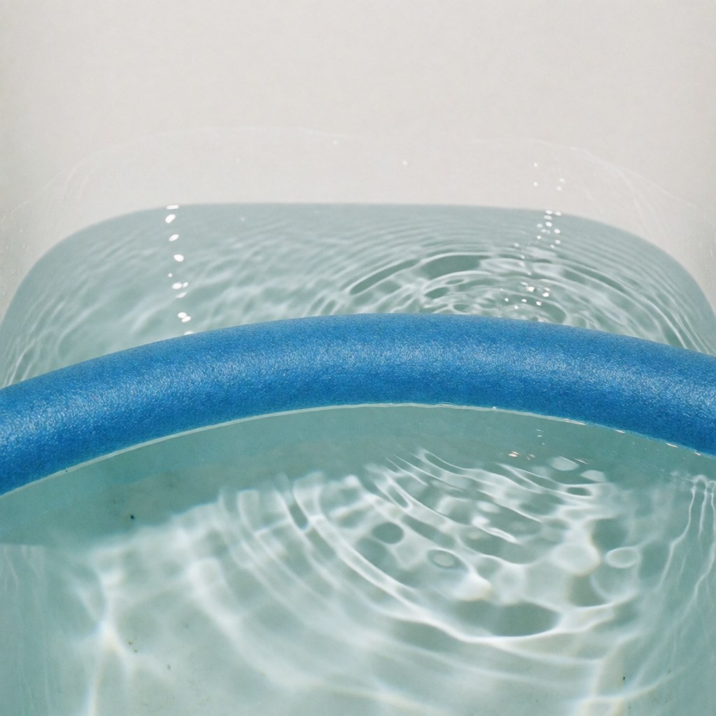 Un accessoire de natation bleu flotte sur une eau claire avec des ondulations, adapté à la physiothérapie et à la thérapie aquatique en milieu professionnel.