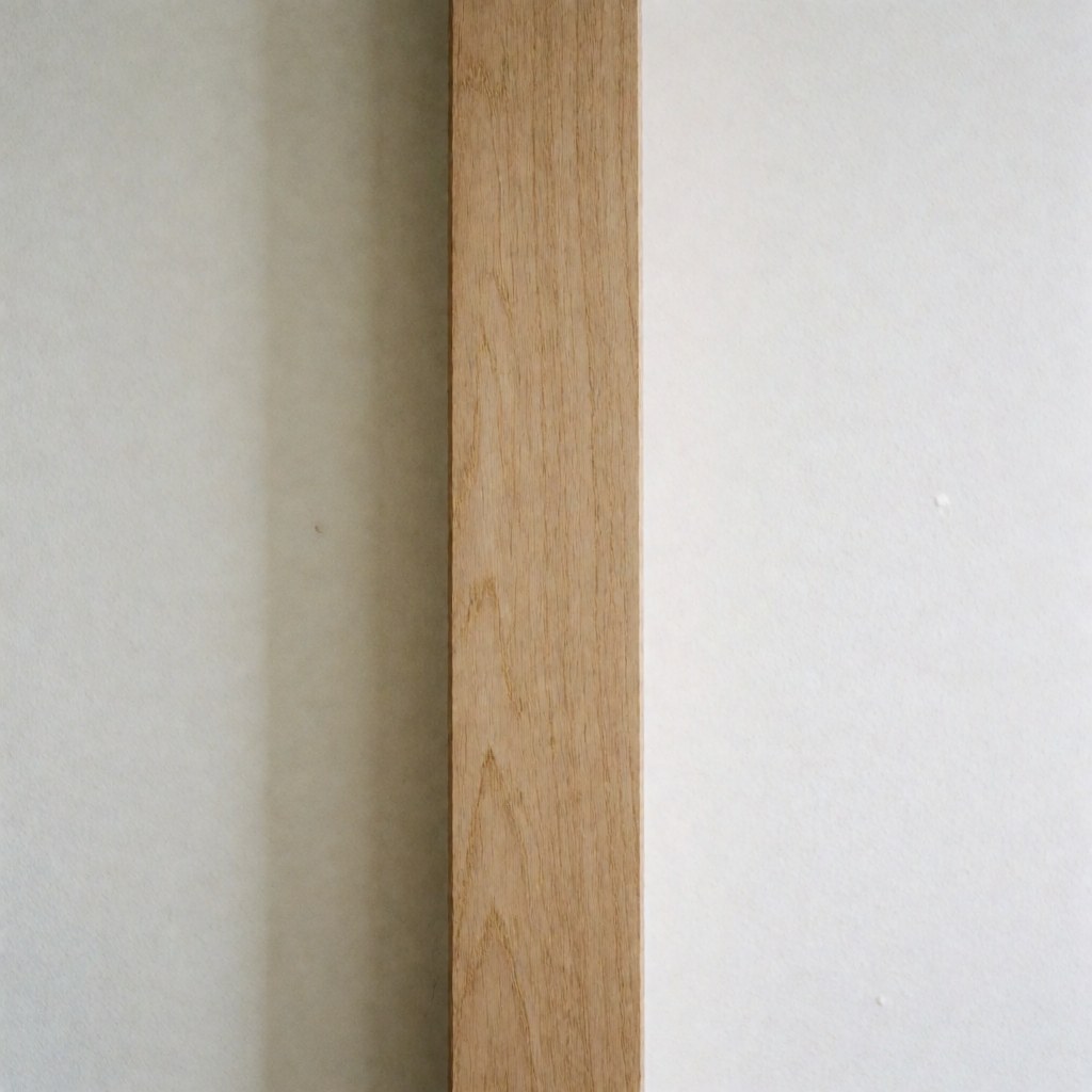 Plan rapproché d'une surface en bois sec et traité, propre et sans insectes, prête pour la restauration de mobilier.