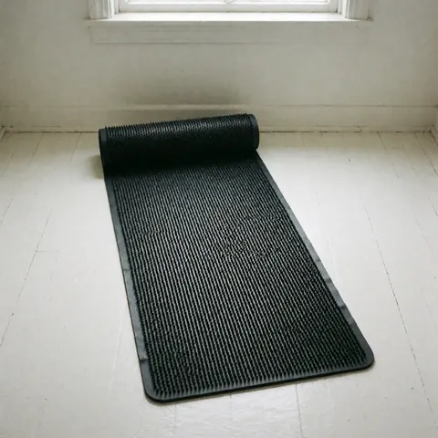 Plusieurs tapis de réflexologie empilés ou disposés côte à côte, présentant des boutons en relief destinés au massage et au bien-être.