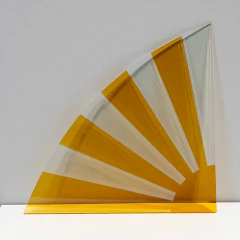 Panneau solaire composé de verre transparent et de motifs radiaux jaunes, intégré dans une structure moderne pour un usage intérieur.