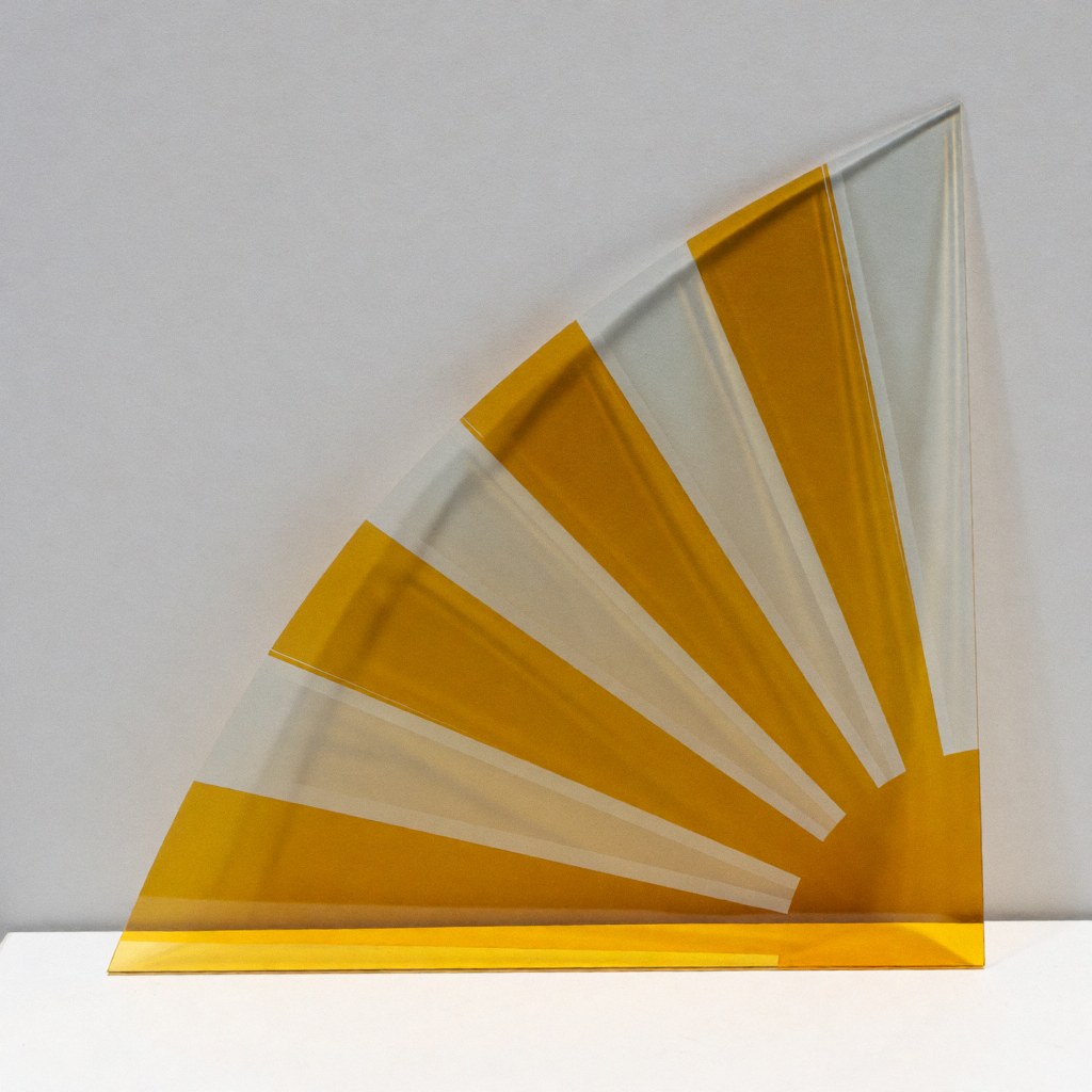 Panneau solaire composé de verre transparent et de motifs radiaux jaunes, intégré dans une structure moderne pour un usage intérieur.