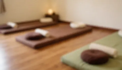 Arrière-plan pour texte avec matelas, oreillers doux, sol en bois, éclairage chaleureux et tons terre.