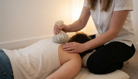 Des compresses d'herbes chaudes prêtes à être utilisées lors d'une séance de relaxation.