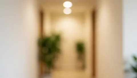 Fond abstrait et flou aux tons beige et vert évoquant un espace de bien-être, idéal pour ajouter du texte ou servir de bannière promotionnelle.