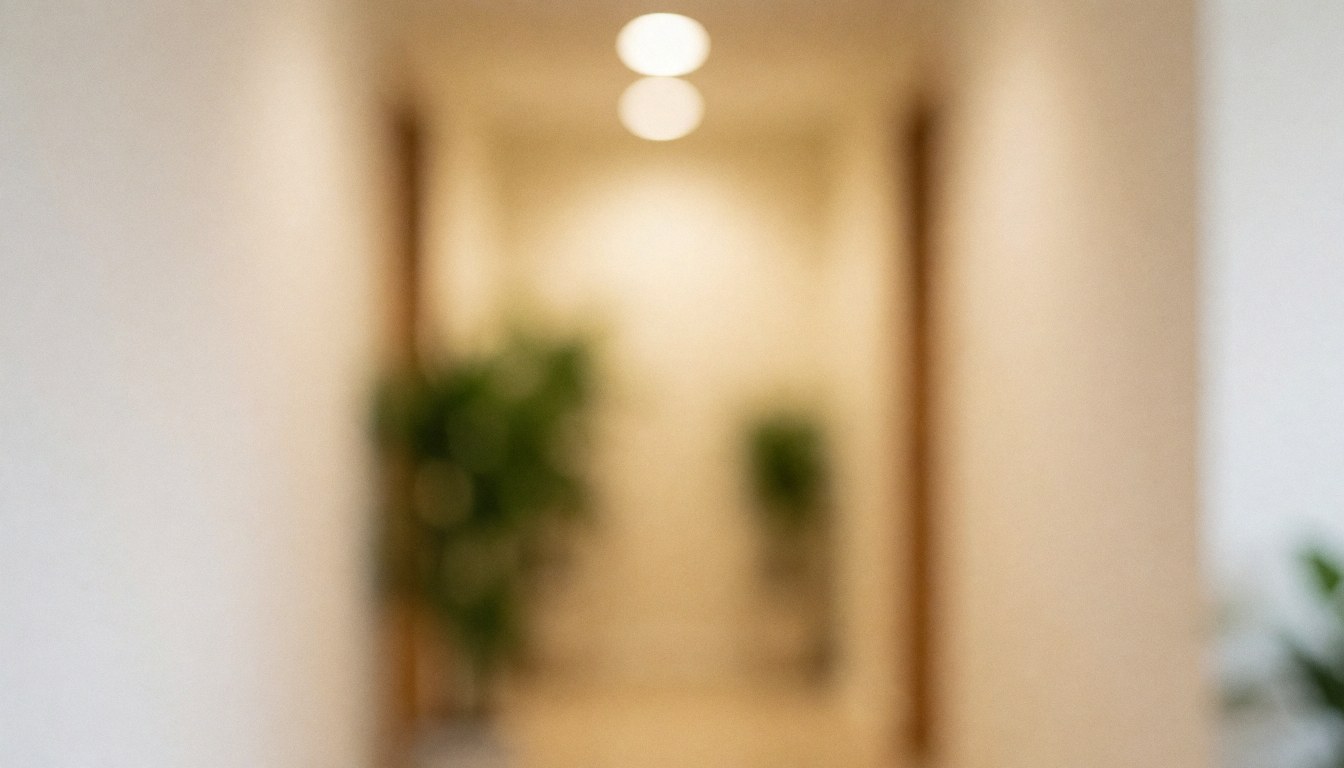 Fond abstrait et flou aux tons beige et vert évoquant un espace de bien-être, idéal pour ajouter du texte ou servir de bannière promotionnelle.