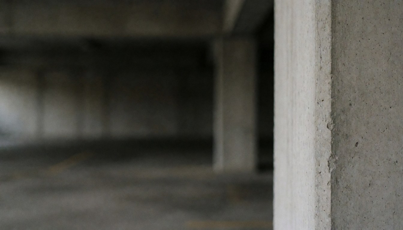 Fond professionnel de garage avec colonnes en béton, idéal pour textes, services de photographie et design graphique.