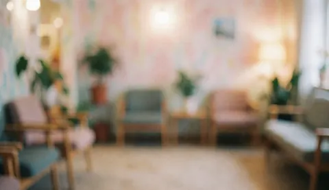 Fond d'attente avec chaises, plantes et lumière chaude, idéal pour textes et contenu web