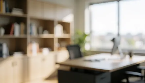 Fond de bureau moderne avec étagères, bureau et fenêtres, éclairage doux et chaleureux, idéal pour textes commerciaux