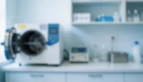 Fond flou d'une station de stérilisation avec autoclave, étagères et produits médicaux, idéal pour les textes sur l'hygiène et les soins du visage.