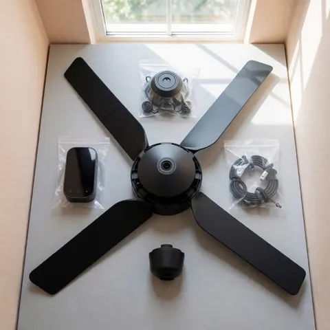 Composants d'un kit de ventilateur LED dispersés sur une surface grise avec éclairage naturel par fenêtre, idéal pour un catalogue de réparation.