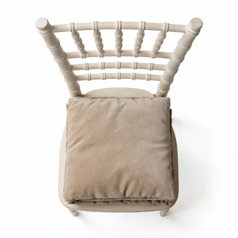 Chaise Chiavari en bois clair avec coussin en velours beige, vue de dessus sur fond blanc, idéale pour événements et banquets