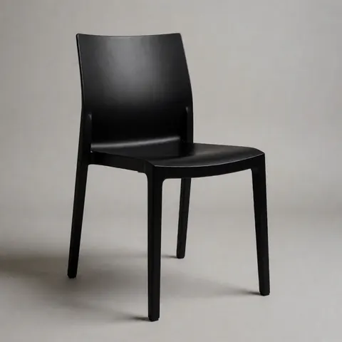 Chaise de jardin noire au design minimaliste et finition mate, idéale pour les événements et la location de mobilier.