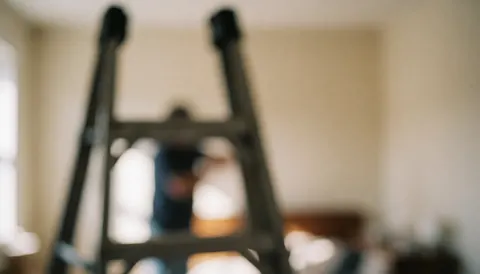 Échelle portable au premier plan avec un fond de murs et d'une pièce flou, idéal pour ajouter du texte sur la réparation des murs.