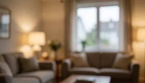 Arrière-plan d'un salon confortable avec canapés, lampes et une grande fenêtre, éclairage chaleureux, idéal pour textes commerciaux.