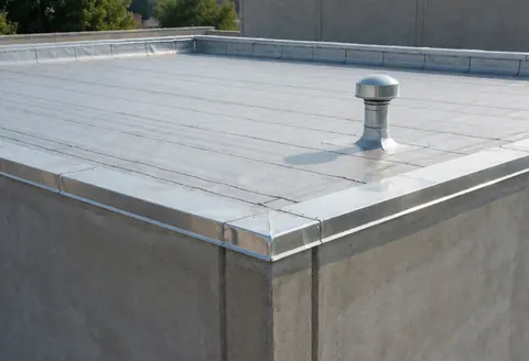Vue d'un toit plat industriel équipé d'une ventilation métallique, de bordures en acier inoxydable et de murs en béton, adapté aux services de réparation de toitures commerciales.
