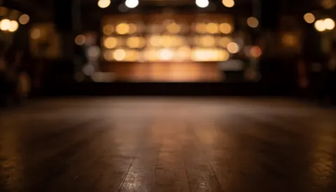 Fond de sol en bois pour une milonga avec des lumières chaudes floues en arrière-plan, idéal pour les textes promotionnels d'événements de danse.