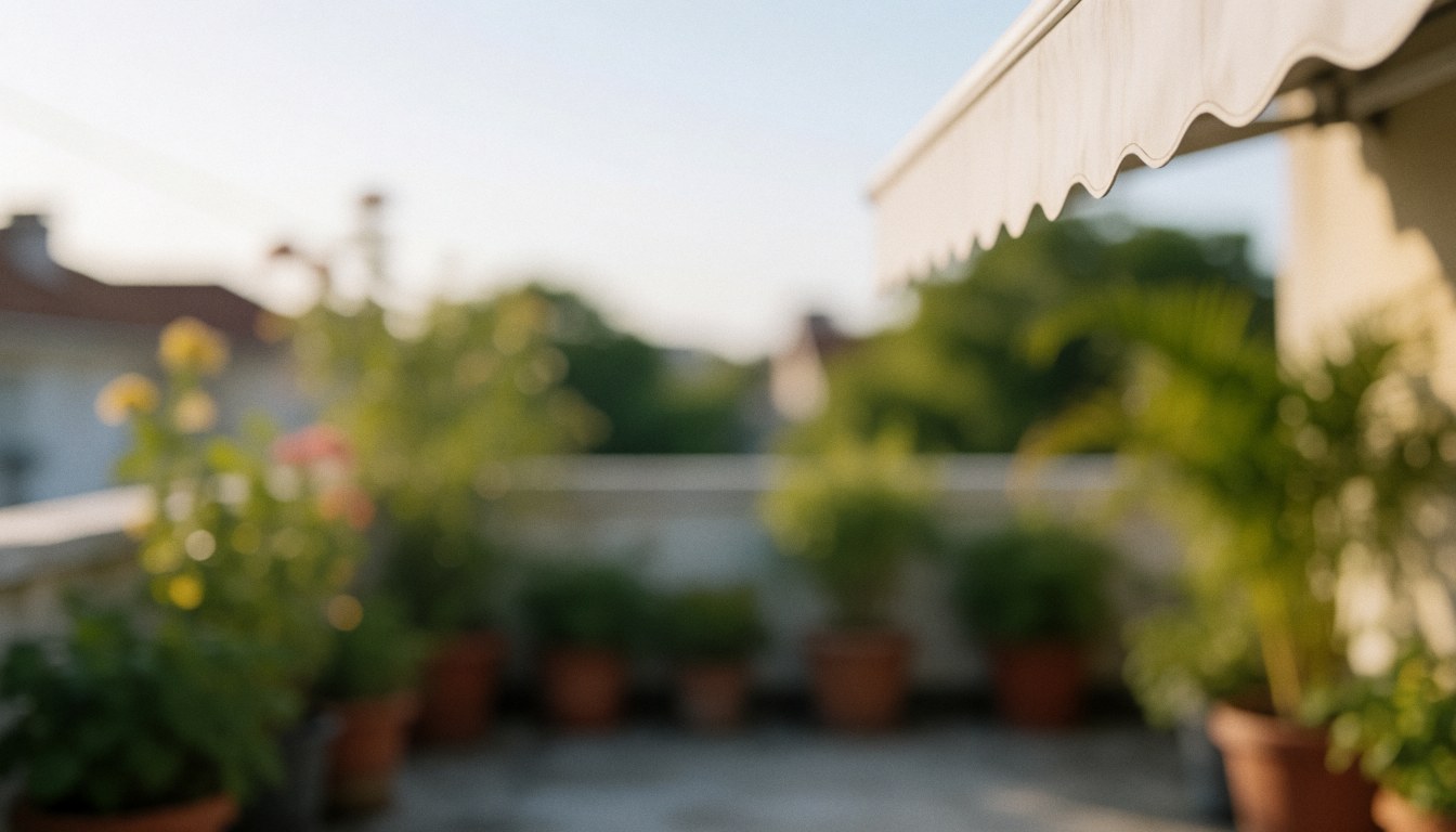 Fond de terrasse avec auvent blanc, plantes en pot et lumière chaude au coucher du soleil, idéal pour textes commerciaux.