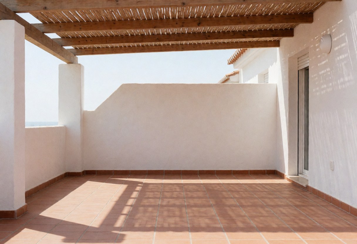 Patio résidentiel avec auvent en bois, sol en carreaux de terre cuite et murs en stuc, mettant en valeur l'installation d'un store pour la maison.