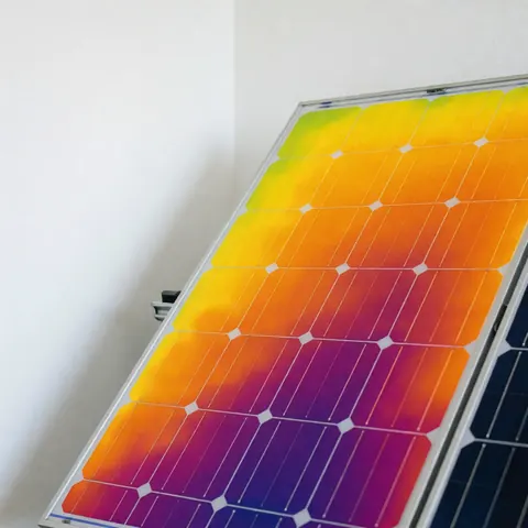 Panneau photovoltaïque affichant une image thermique avec un gradient de couleurs indiquant la distribution de la température pour le diagnostic d'efficacité énergétique.