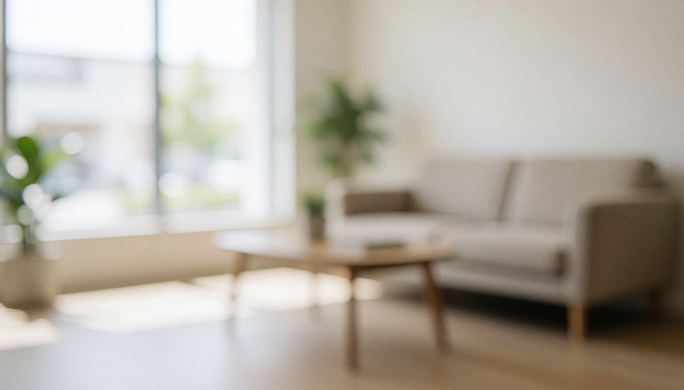 Arrière-plan d'un salon moderne avec canapé beige, table en bois et plantes, éclairage naturel doux, idéal pour ajouter du texte publicitaire.