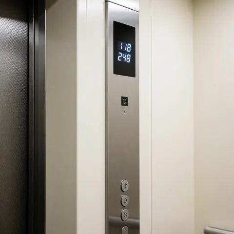 Panneau de contrôle moderne avec écran digital affichant le poids en temps réel, installé sur le mur près de la porte.