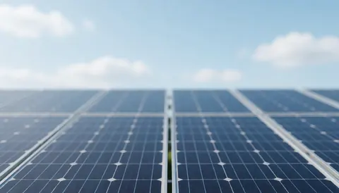 Champ solaire professionnel avec des panneaux bleus et un ciel clair nuageux, idéal pour des textes commerciaux.