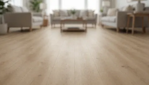 Sol en vinile beige dans un salon spacieux avec des meubles flous, idéal pour ajouter du texte commercial sur un fond neutre et élégant.