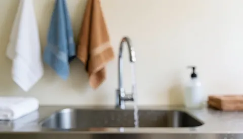 Fond de lavabo avec serviettes suspendues, idéal pour textes, ambiance professionnelle et propre.