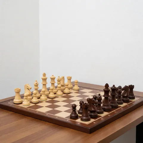 Échiquier avec des pièces claires et foncées sur une table en bois, murs blancs, éclairage lumineux et professionnel.