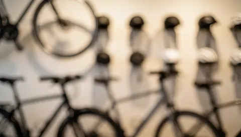 Fond doux et flou de vélos de montagne et casques de cyclisme dans un magasin, idéal pour textes publicitaires.