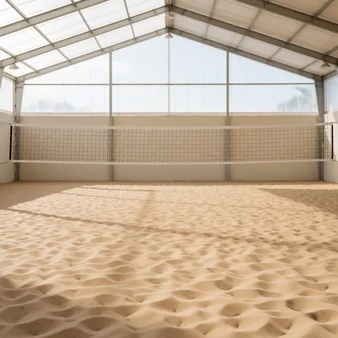 Vue d'un sol en sable de volleyball avec un rideau de lumière naturelle circulaire au centre, une file de volleyball visible et un plafond vitré.