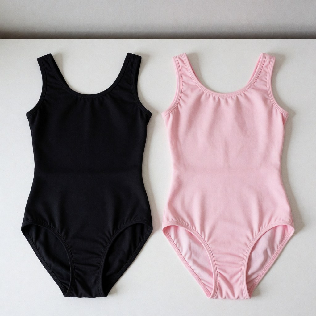 Deux collants de danse, un noir et un rose, posés à plat sur une surface blanche. La texture du tissu est visible, montrant sa qualité et son élasticité. L'éclairage est doux et diffus, sans ombres marquées, mettant en