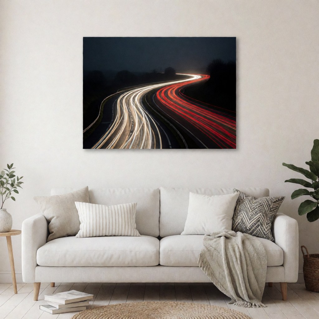 Photographie artistique en longue exposition montrant des traînées lumineuses rouges et blanches sur une route courbe sous un ciel sombre, présentée comme décoration murale.