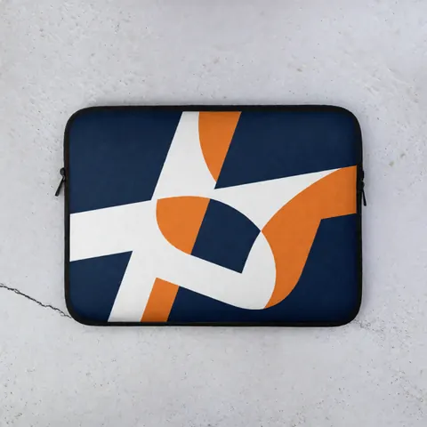 Étui de laptop bleu orné d'un motif abstrait blanc et orange, posé sur une surface en béton gris clair, vu de dessus avec un éclairage doux et uniforme.
